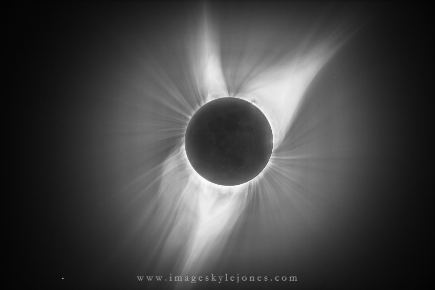6528 Totality Extra Black and White_850.jpg