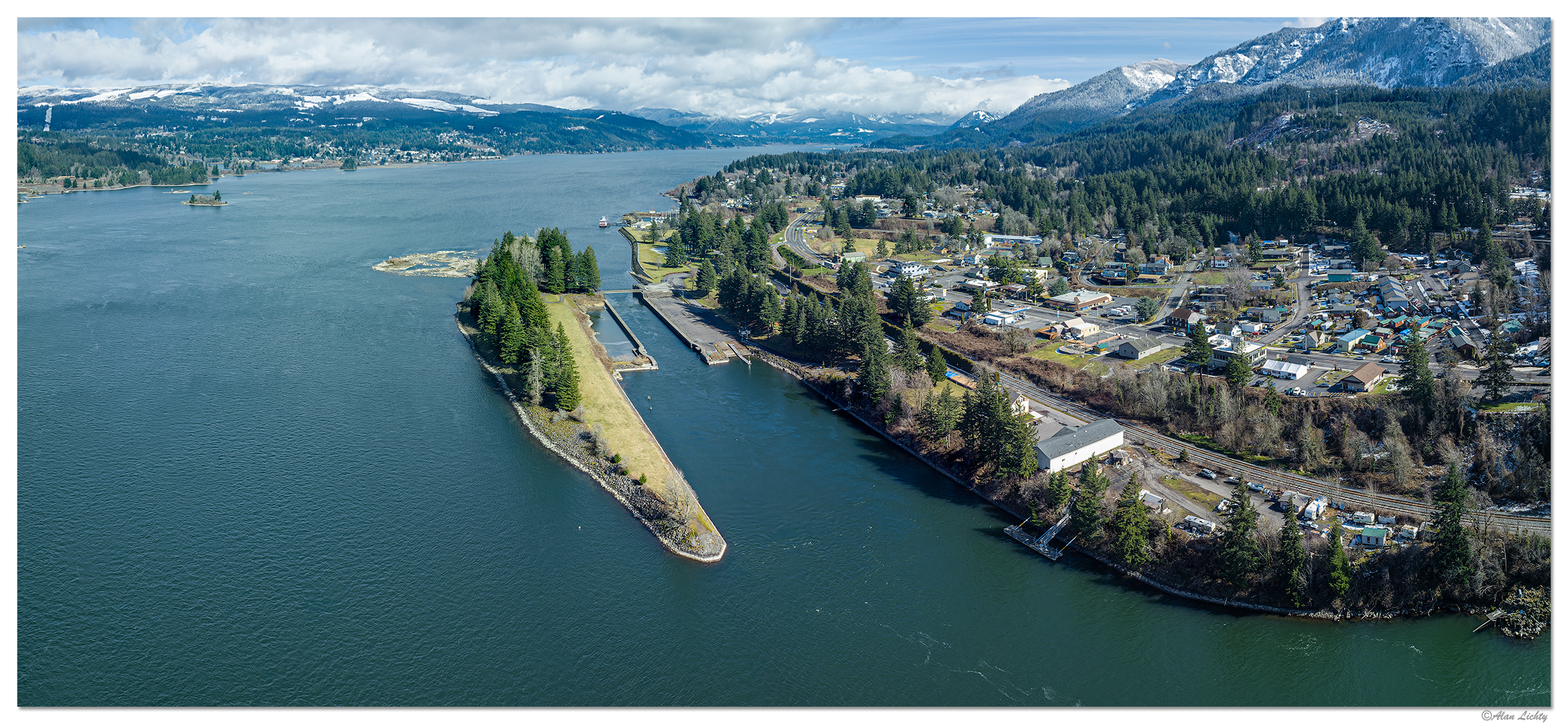 The Cascade Locks Focal World