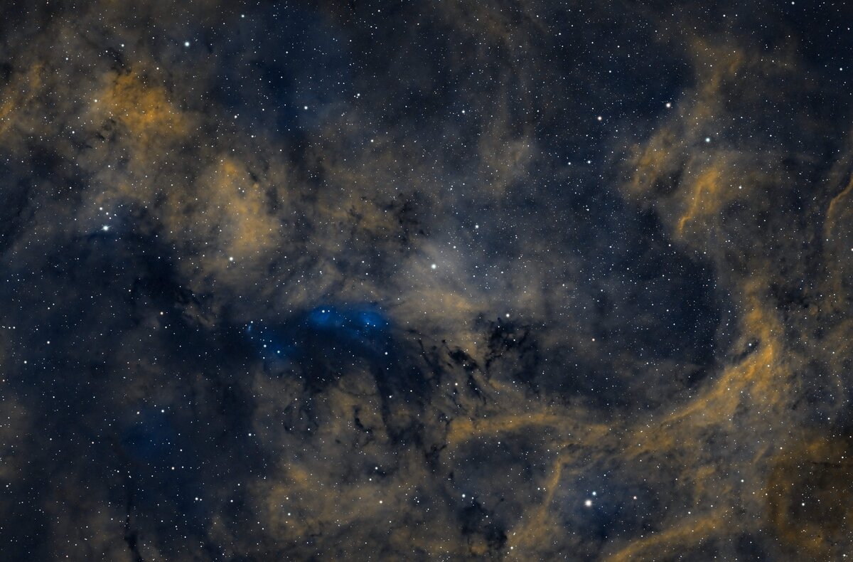NGC6914_hubble_palette.jpg