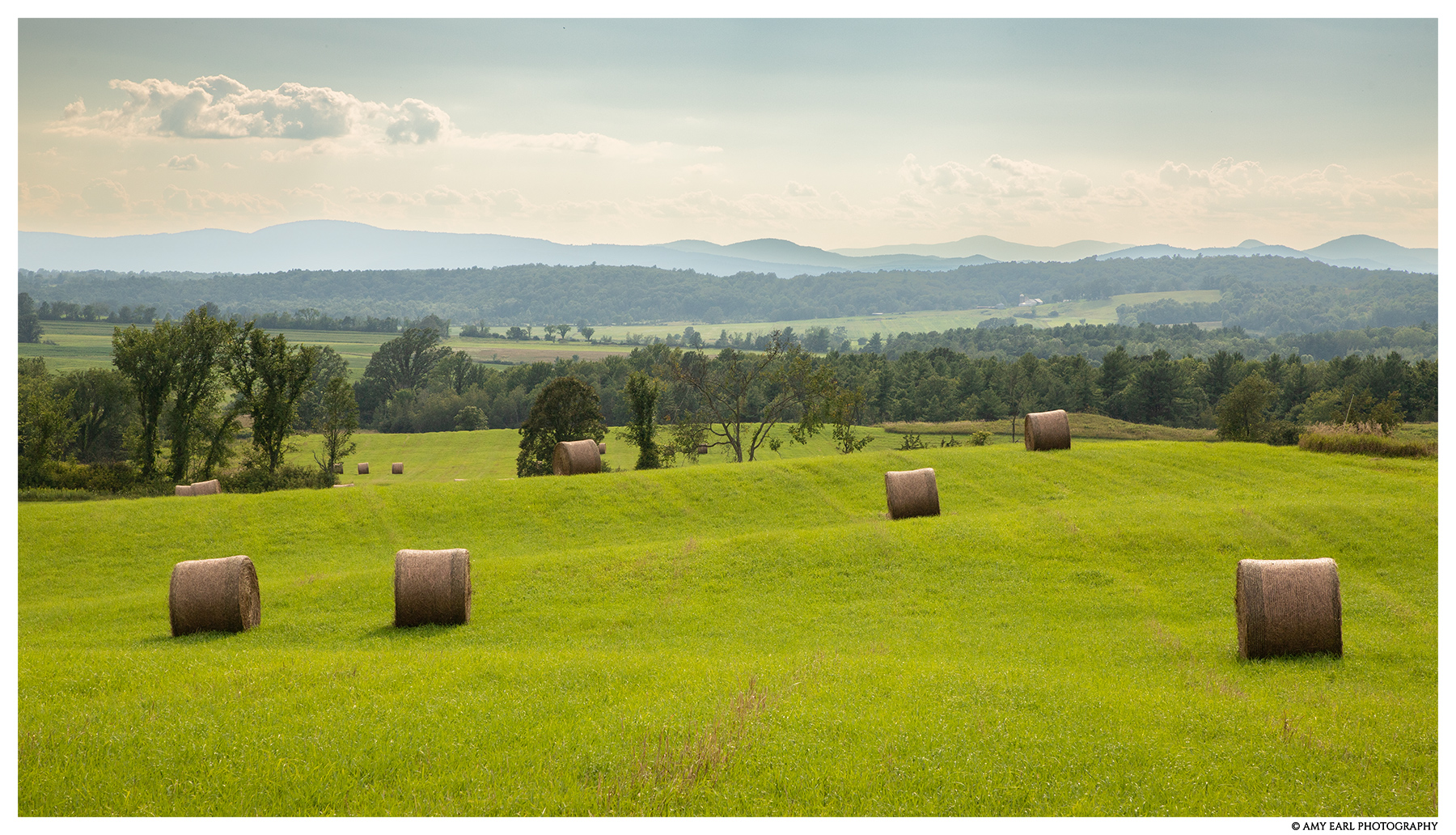 Soft-Hills-and-Haybales_1800.jpg