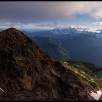 Tom-on-Summit-Red-Mt._Panorama1