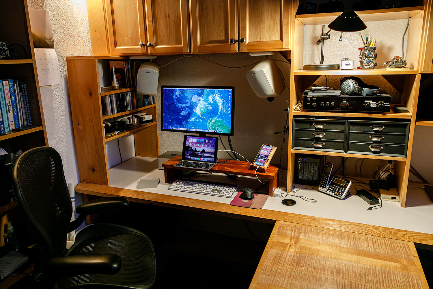 Desk2.jpg